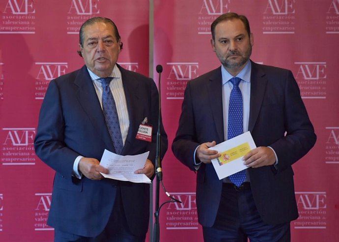 (I-D) El presidente de la Asociación Valenciana de Empresarios (AVE), Vicente Boluda y el ministro de Fomento en funciones, José Luis Ábalos, atienden a los medios de comunicación antes de asistir a un almuerzo-coloquio de la Asociación Valenciana de Em