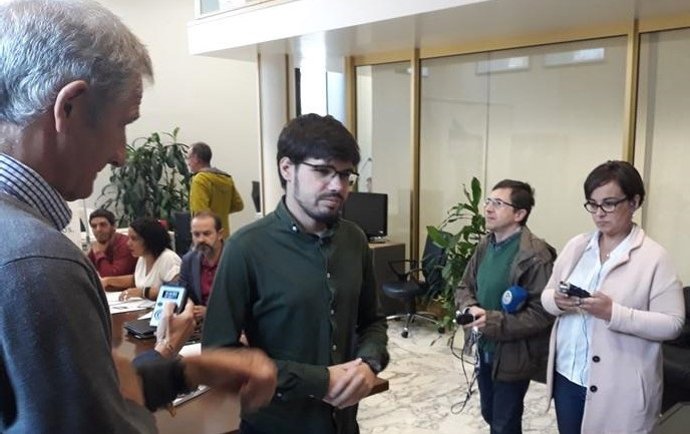 El secretario general de Podemos, Lander Martínez, en rueda de prensa en Vitoria