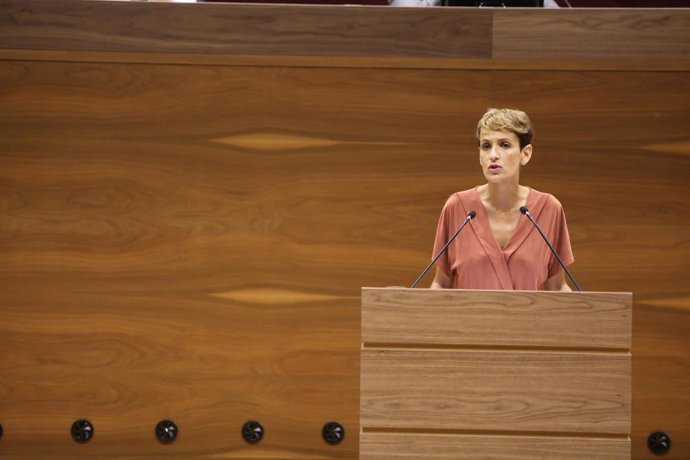 La secretaria general del PSN y candidata del partido a la Presidencia de Navarra, María Chivite, pronuncia su discurso durante la primera sesión del debate de su investidura a la Presidencia del Gobierno de Navarra en el Parlamento navarro.