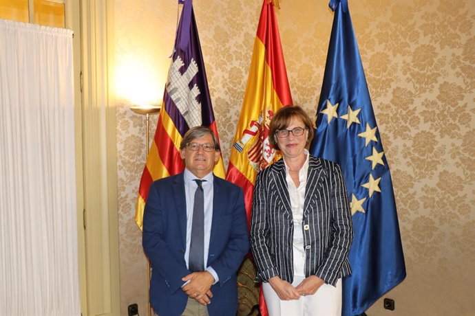 El president del Parlament, Vicen Thoms, i la cnsul d'Alemanya a Mallorca, Karin Kller.