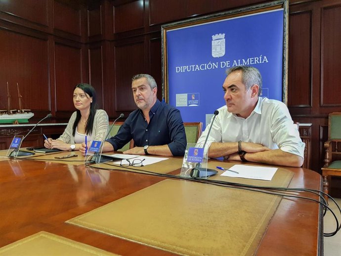 En el centro, el portavoz del PSOE en la Diputación, Juan Antonio Lorenzo