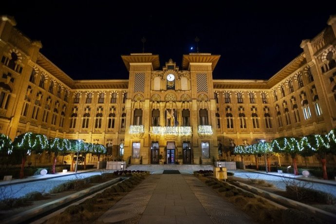 Fachada del Rectorado de la UCO en Navidad