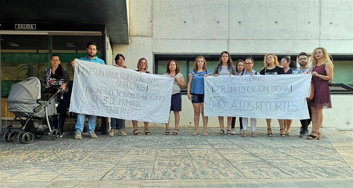 Padres del CEIP 'Virgen de las Angustias' se concentran ante Educación para exigir el desdoblamiento de un aula
