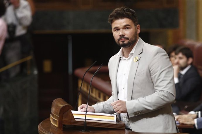 El portavoz de ERC en el Congreso de los Diputados, Gabrel Rufián, durante su discurso previo a la segunda votación para la investidura del candidato socialista a la Presidencia del Gobierno.