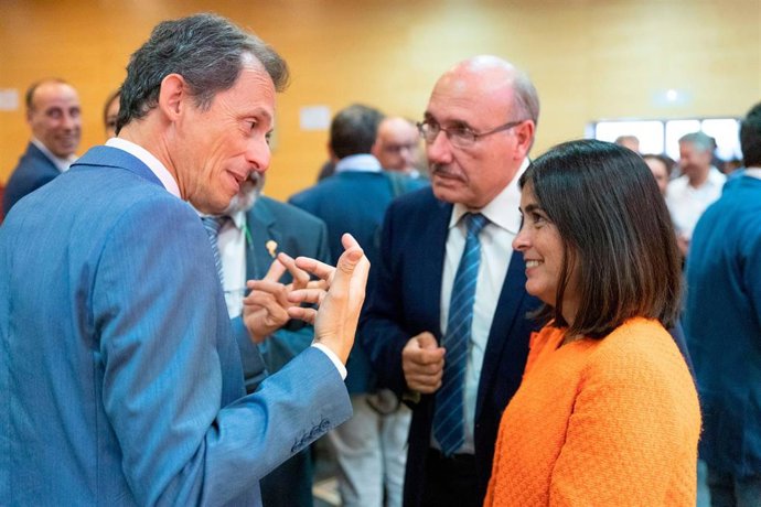 La consejera de Economía, Carolina Darias, conversa con el ministro de Ciencia, Pedro Duque y el director del IAC, Rafael Rebolo