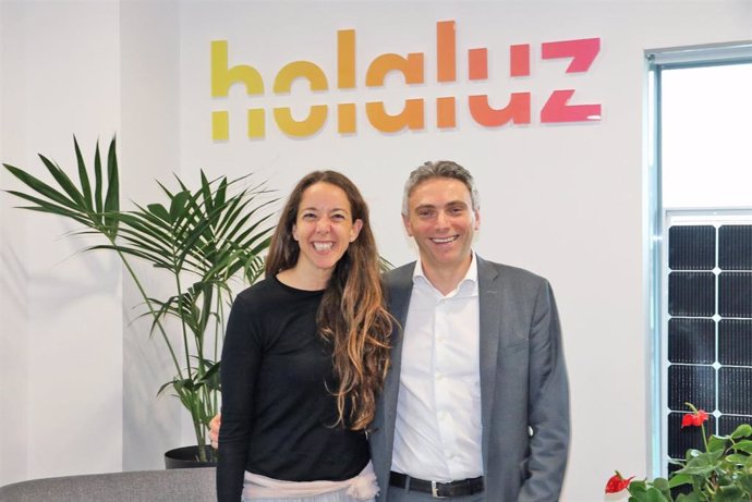 La cofundadora y presidenta ejecutiva de Holaluz, Carlota Pi, y el director general de Falck Renewables, Toni Volpe, este lunes