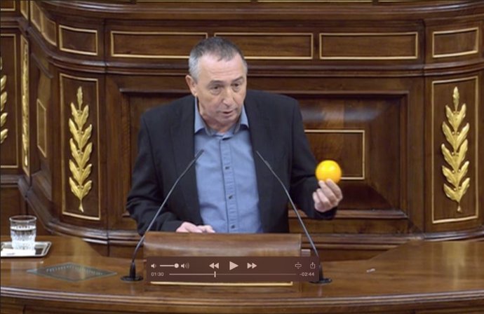 El portavoz de Compromís en el Congreso, Joan Baldoví, muestra una naranja