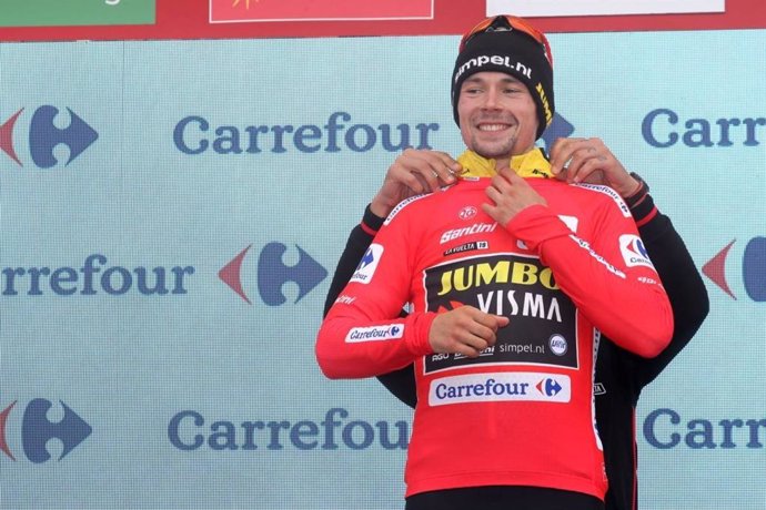 El ciclista esloveno Primoz Roglic, con el maillot rojo de líder de la Vuelta a España