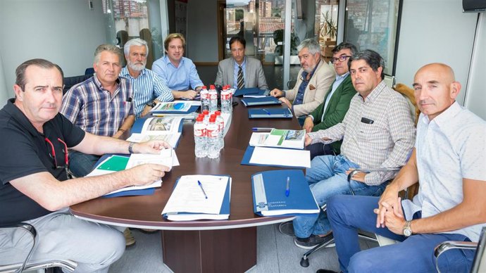 El consejero de Obras Públicas, Ordenación del Territorio y Urbanismo, José Luis Gochicoa, preside la reunión del jurado del Premio Pueblo de Cantabria