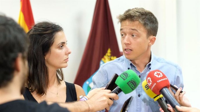 La portavoz ante los medios de Más Madrid en el Ayuntamiento de la capital y el portavoz de la formación en la Asamblea de Madrid, Rita Maestre e Íñigo Errejón, atienden a los medios tras una reunión de coordinación.
