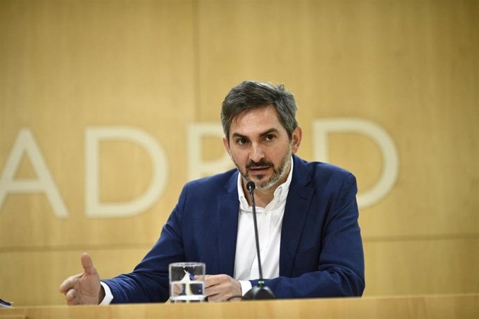 El delegado de Familias, Igualdad y Bienestar social, José Aniorte, durante una reunión de la Junta de Gobierno de la ciudad de Madrid en el Ayuntamiento de la capital.