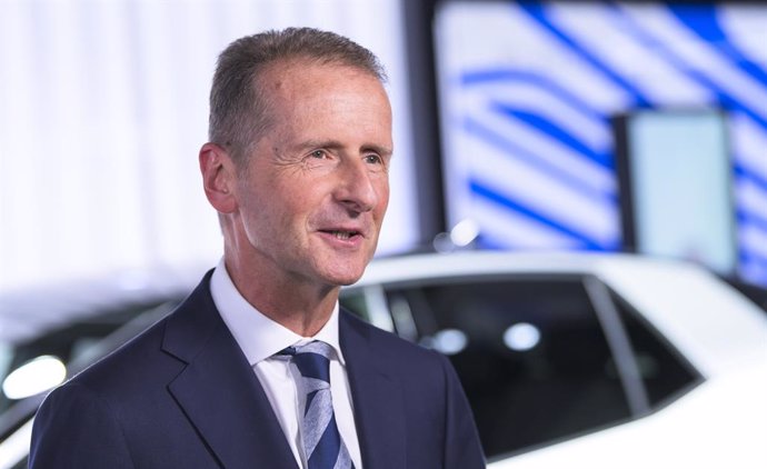 09 September 2019, Hessen, Frankfurt: Herbert Diess, Chairman of the Board of Management of Volkswagen AG, speaks during a television interview at the Volkswagen Group's stand at the IAA (International Motor Show) exhibition centre which will be officia