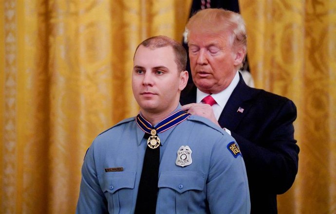 Medalla al Valor impuesta a un agente de la Policía por Donald Trump