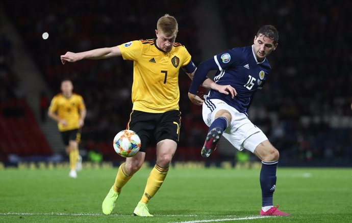 09 September 2019, Scotland, Glasgow: Belgium's Kevin De Bruyne (L) and Scotland's Stuart Findlay battle for the ball during the UEFA EURO 2020 qualifiers Group I soccer match between Scotland and Belgium at Hampden Park. Photo: Virginie Lefour/BELGA/dpa