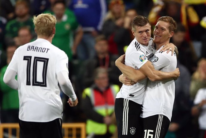 09 September 2019, Northern Ireland, Belfast: Germany's Marcel Halstenberg (R) celebrates scoring his side's first goal with his team mates Julian Brandt (L) and Toni Kroos during the UEFAEURO 2020 qualifiers Group C soccer match between Northern Irela