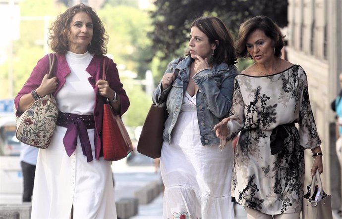 Llegada del equipo negociador del PSOE a la reunión con Podemos para formar un posible Gobierno. (I-D) La ministra de Hacienda en funciones, María Jesús Montero; la portavoz del PSOE en el Congreso, Adriana Lastra; y la vicepresidenta del Gobierno en fu