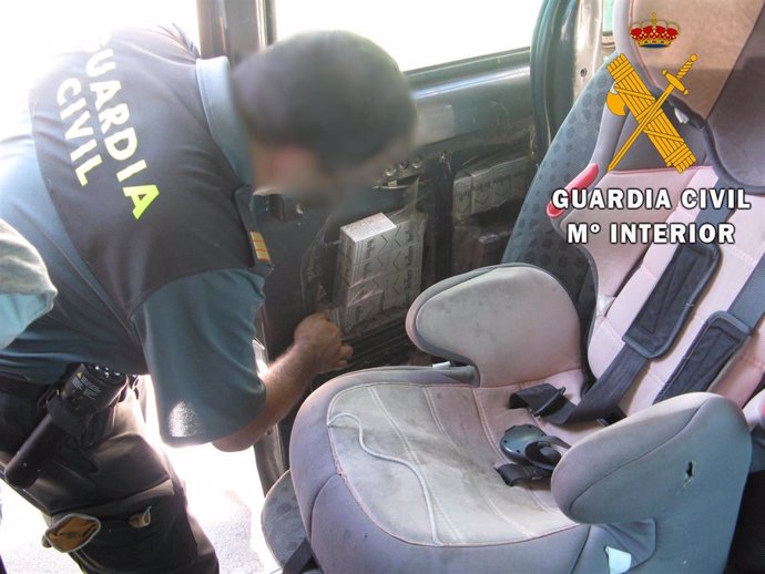 Cajetillas de tabaco ocultas en un coche detectado en el puerto de Almería