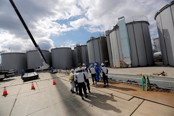 Trabajadores inspeccionan los tanques de almacenamiento de agua en la central de Fukushima 