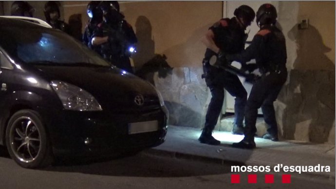 Els Mossos detenen tres persones per segrestar i torturar a un home