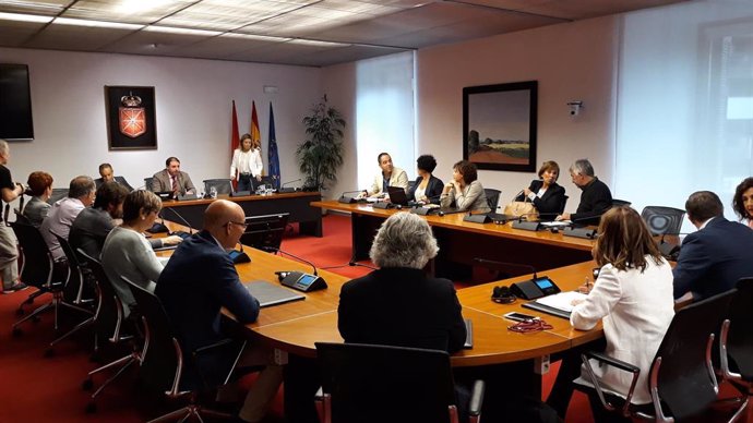 Constitución de la comisión de Régimen Foral en el Parlamento de Navarra.