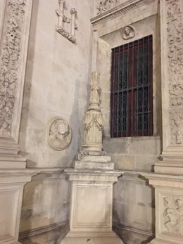 Imagen de la cruz de la Inquisición del arquillo del Ayuntamiento que ha sido vandalizada
