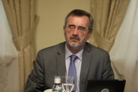 El presidente del Senado dice ante la acusación de plagio que "no todo vale en política" y el PP espera explicaciones