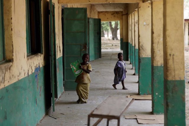 Dos niños en una escuela en Nigeria