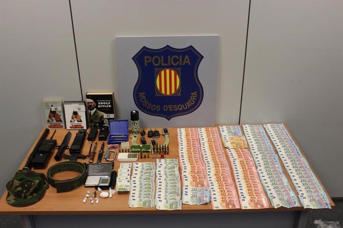 Les armes, la munició, la droga i els diners requisats del detingut en Cerdanyola
