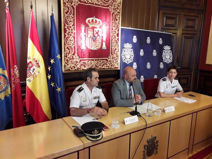 De izquierda a derecha, Francisco López Canedo, jefe de la Policía Nacional en Navarra, José Luis Arasti, delegado del Gobierno en Navarra, y Nuria Mazo, comisaria de la Policía Nacional.