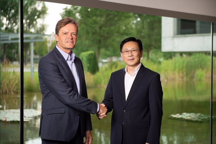 Markus Schfer, Responsable De Producción De Mercedes-Benz, Y Yu Wang, Fundador Y Consejero Delegado De Farasis Energy