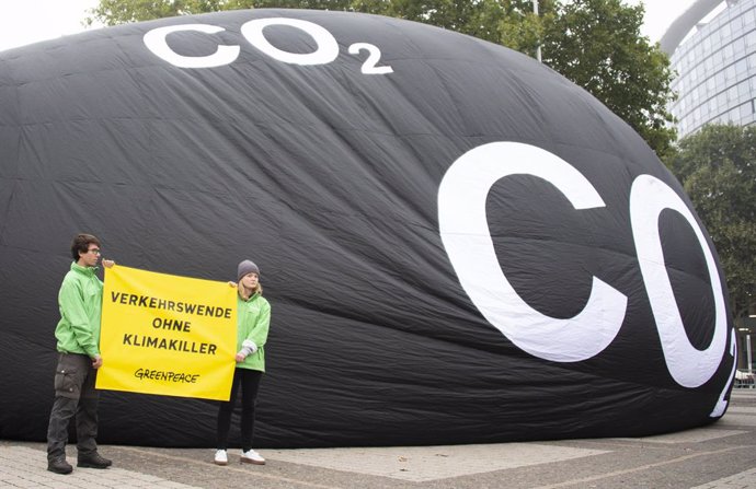 10 September 2019, Frankfurt/Main: Greenpeace activists fill a huge balloon with air says "CO2"  during a protest to draw attention to the pollutant emissions of cars, before the International Motor Show (IAA). Photo: Lennart Stock/dpa