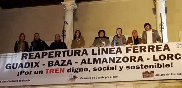 Pancarta por la reapertura de la línea Guadix-Baza-Lorca, en una imagen de archivo