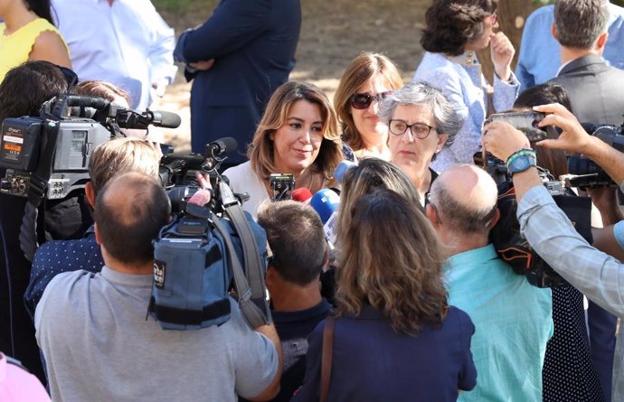 Susana Díaz atiende a los periodistas en Sevilla con motivo de una reunión del Grupo Parlamentario Socialista