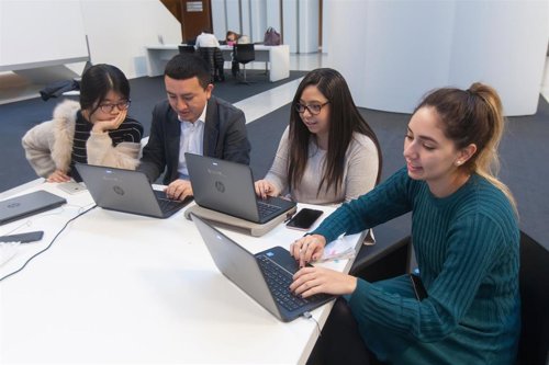 Alumnos de la Facultad de Económicas de la Universidad de Navarra.
