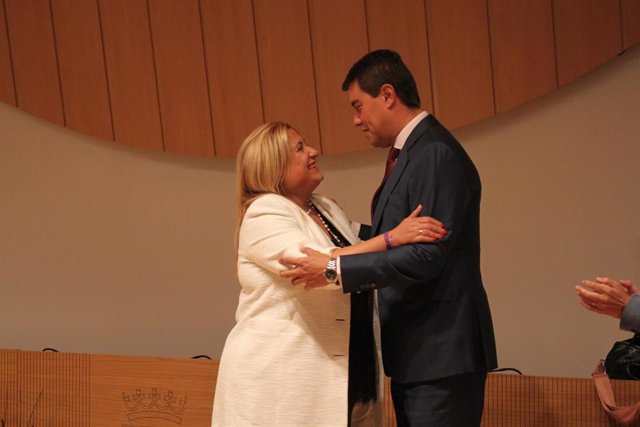Ángel Ibáñez en la toma de posesión de la nueva delegada territorial en Soria, Yolanda de Gregorio (izda).