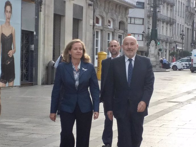 La ministra de Economía y Empresa en funciones, Nadia Calviño, y el delegado del Gobierno en Galicia, Javier Losada.