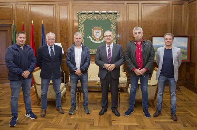 El alcalde de Pamplona evalúa junto a UAGN la labor de sensibilización de Casa G