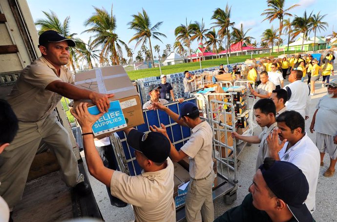 Descarga de ayuda humanitaria en Freeport, Bahamas, tras el paso del huracán 'Dorian'