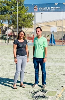 Los consellers del PP de Mallorca Raquel Sánchez y Lloren Galmés, en la visita al Polideportivo Sant Ferran.