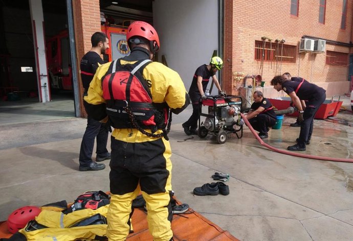 Los bomberos revisan el material ante el aviso por tormentas