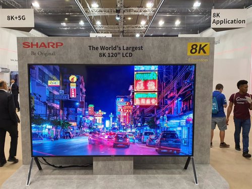 Televisor LCD de 120 pulgadas 8K de Sharp expuesto en IFA 2019.