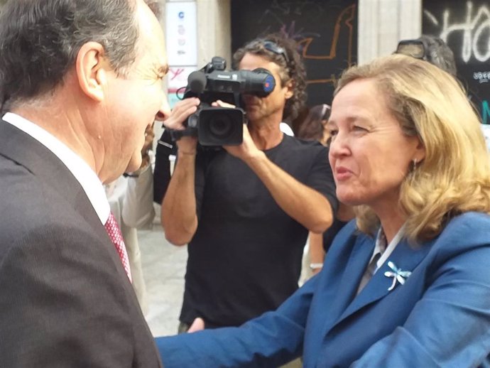 El alcalde de Vigo y presidente de la FEMP, Abel Caballero, y la ministra de Economía en funciones, Nadia Calviño.