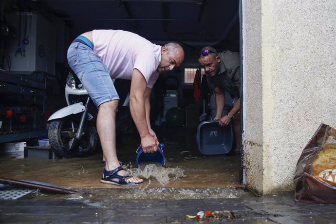Inundaciones en bajos de viviendas en el pueblo de Ogijares dentro del área metropolitana de Granada tras intensas lluvias