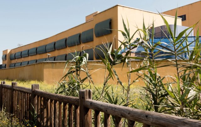 Fachada del CIE de Aluche