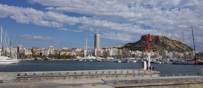 Alicante vista desde uno de los muelles de mercancías de su Puerto.