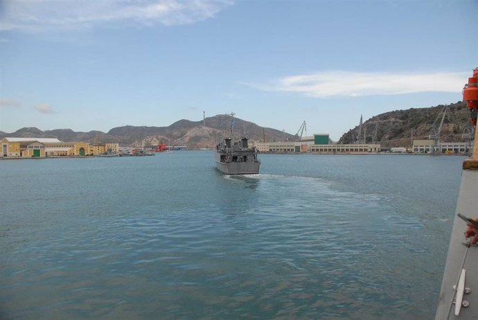 El cazaminas 'Sella' saliendo del puerto de Cartagena