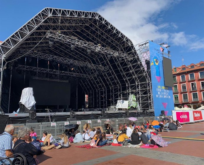 Una pareja de personas mayores observa a los jóvenes que han cogido sitio para asistir al concierto de Bad Gyal.