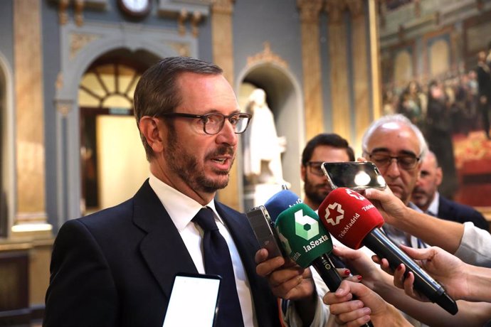 El portavoz del Partido Popular en el Senado, Javier Maroto, atiende a los medios de comunicación, a su llegada a la Junta de portavoces del Senado.