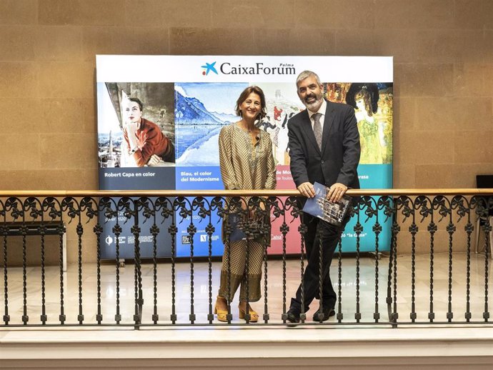La directora de CaixaForum Palma, Margarita Pérez-Villegas, y el director del área de Cultura y Divulgación Científica de la Fundación La Caixa, Ignasi Miró.