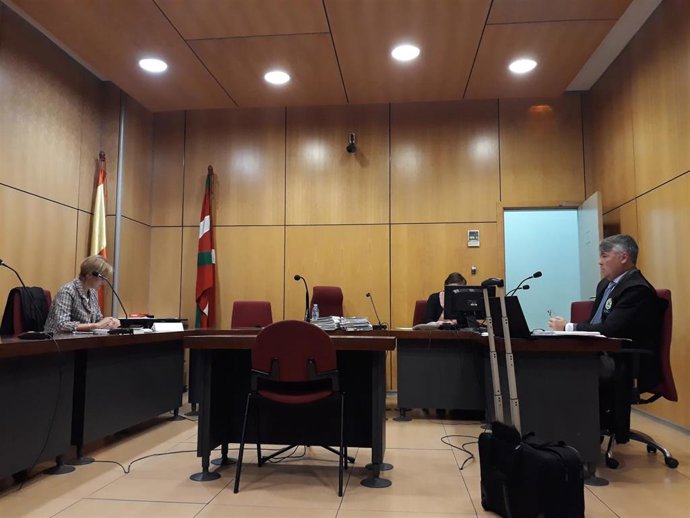 El abogado de los acusados antes del inicio del juicio.